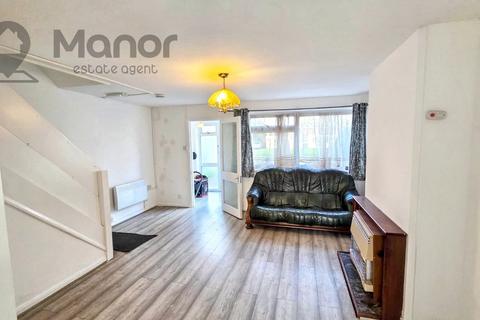 4 bedroom terraced house to rent, Sussex Close, Ilford, IG4 5DP