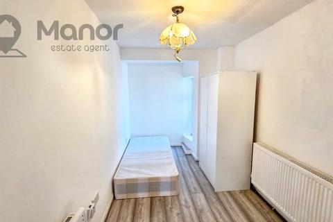 4 bedroom terraced house to rent, Sussex Close, Ilford, IG4 5DP