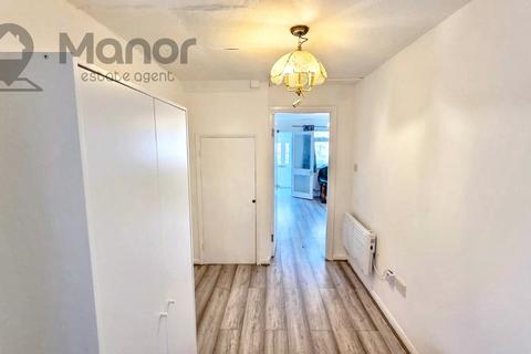 4 bedroom terraced house to rent, Sussex Close, Ilford, IG4 5DP