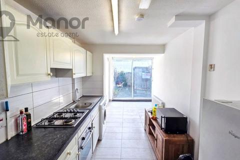 4 bedroom terraced house to rent, Sussex Close, Ilford, IG4 5DP