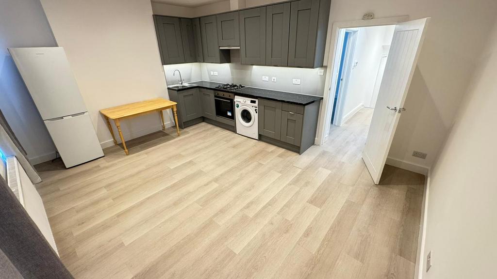 Bright &amp; Spacious One-Bedroom Flat in Prime Wood