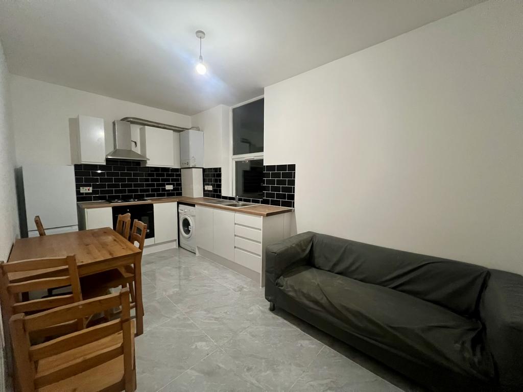2 Bed-Raised Ground Floor Flat to rent on Amersha