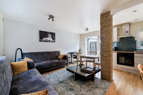 2 bedroom semi-detached house to rent, St. Michaels Close, London, E16