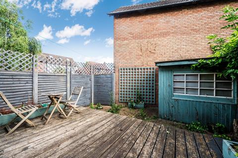 2 bedroom semi-detached house to rent, St. Michaels Close, London, E16