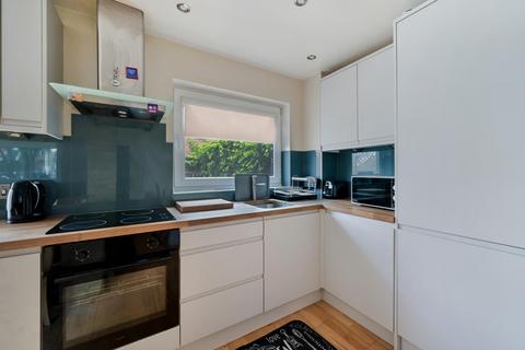 2 bedroom semi-detached house to rent, St. Michaels Close, London, E16
