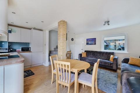 2 bedroom semi-detached house to rent, St. Michaels Close, London, E16
