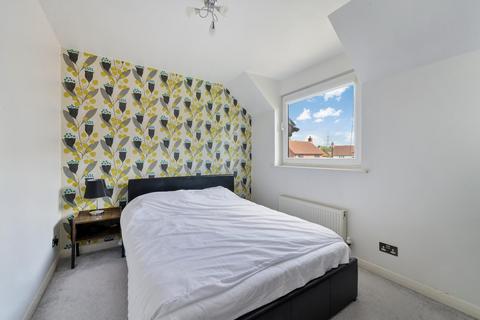 2 bedroom semi-detached house to rent, St. Michaels Close, London, E16