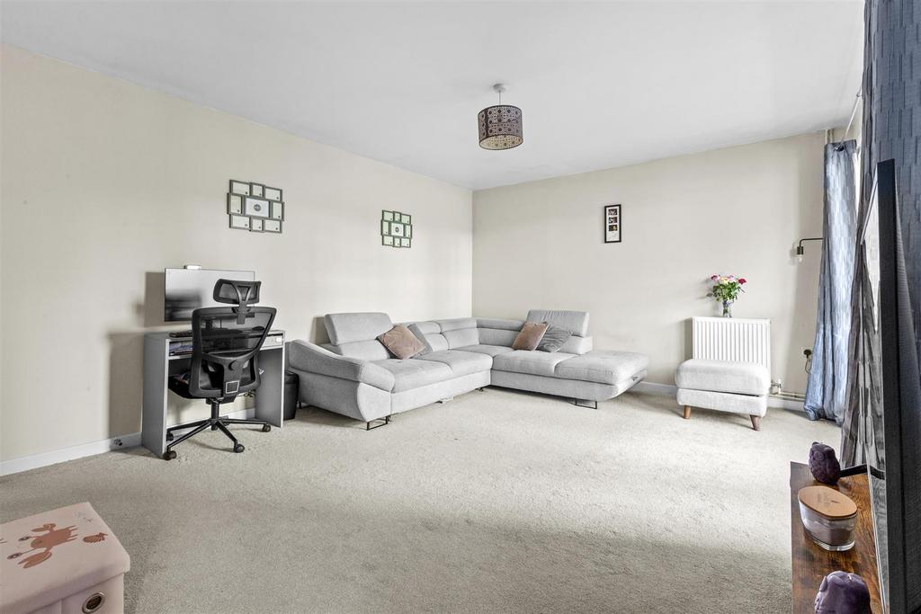 118 St Hughs Ave, HP13 7 TZ-5.jpg