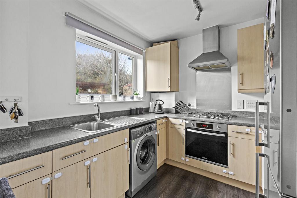 118 St Hughs Ave, HP13 7 TZ-8.jpg