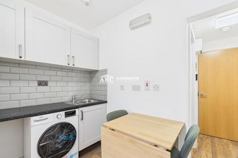 Studio to rent, Church Road, Hendon, London