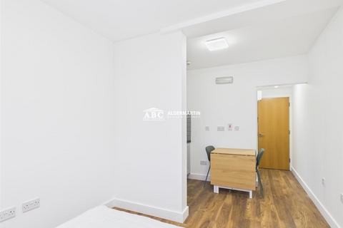 Studio to rent, Church Road, Hendon, London