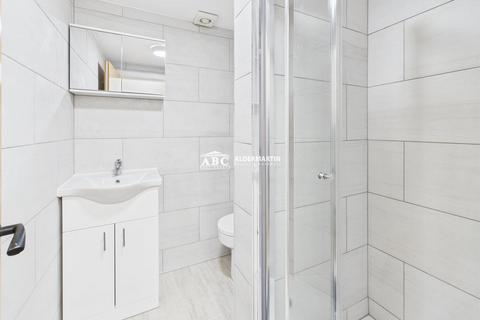 Studio to rent, Church Road, Hendon, London