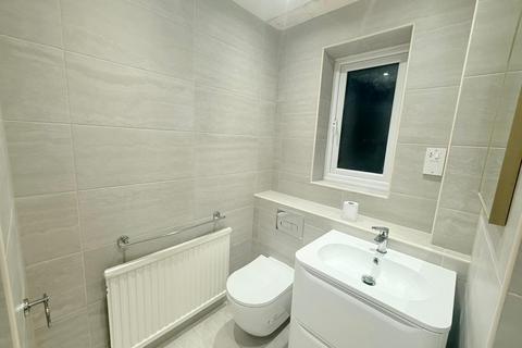2 bedroom flat to rent, Albany Court, Albany Walk, Ilkley, West Yorkshire, LS29