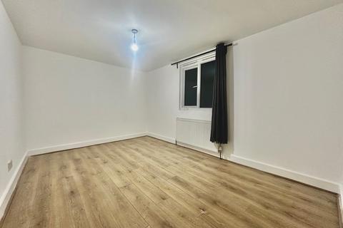 4 bedroom flat to rent, Undine Street, SW17