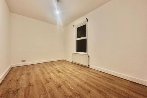 4 bedroom flat to rent, Undine Street, SW17