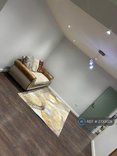 5 bedroom terraced house to rent, Cygnet Avenue, Feltham, TW14