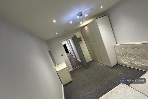 5 bedroom terraced house to rent, Cygnet Avenue, Feltham, TW14