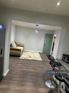 5 bedroom terraced house to rent, Cygnet Avenue, Feltham, TW14