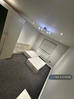 5 bedroom terraced house to rent, Cygnet Avenue, Feltham, TW14