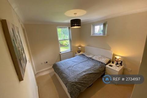 2 bedroom flat to rent, Castleton Court, Leeds, LS16