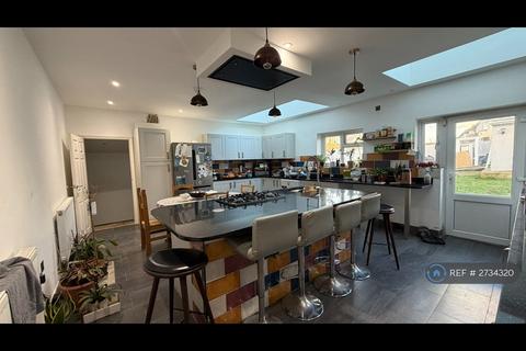 5 bedroom semi-detached house to rent, Park Lane, Harrow, HA2