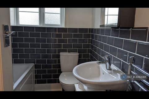 2 bedroom flat to rent, Amblecote Road, London, SE12