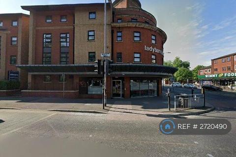 1 bedroom in a house share to rent, Ladybarn House, Manchester, M14