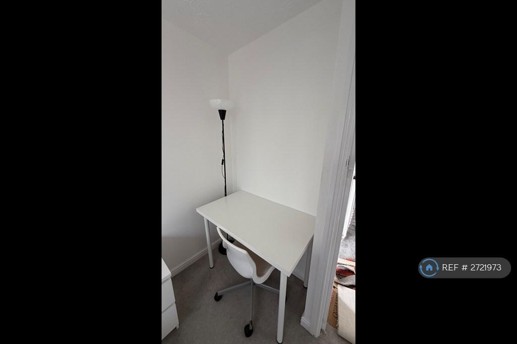 Bedroom 3- Desk
