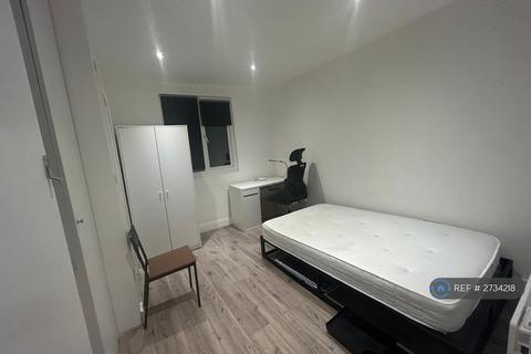 Studio to rent, Regents Park Road, London, N3