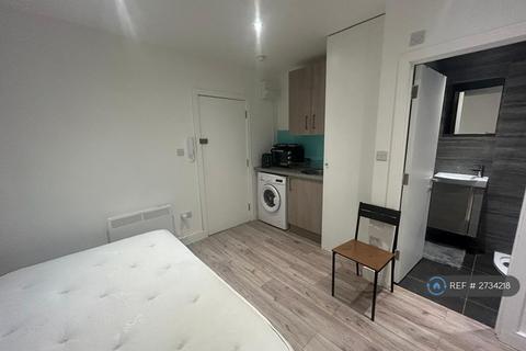 Studio to rent, Regents Park Road, London, N3