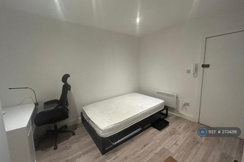 Studio to rent, Regents Park Road, London, N3