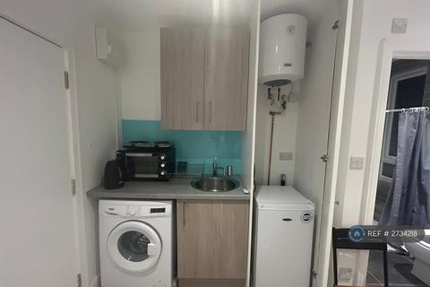 Studio to rent, Regents Park Road, London, N3