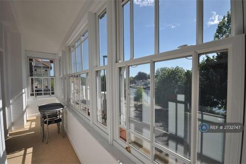 1 bedroom flat to rent, Laleham Road, Staines-Upon-Thames, TW18