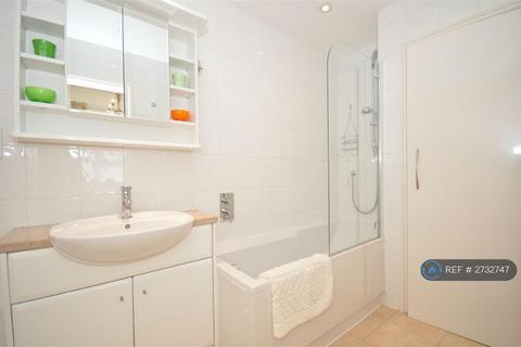 1 bedroom flat to rent, Laleham Road, Staines-Upon-Thames, TW18