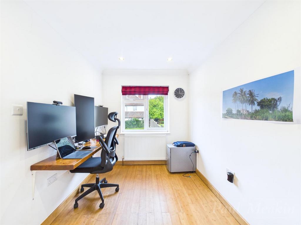 Bedroom/ Office