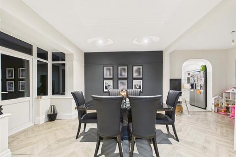 4 bedroom detached house for sale, Station Road, Hessle