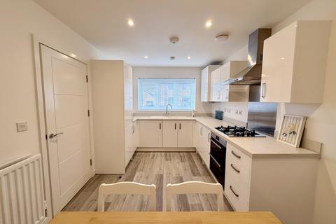 4 bedroom semi-detached house to rent, Giffords Walk, Stoke Gifford, BS34