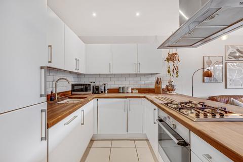 2 bedroom flat for sale, 2 Manor Gardens, London, N7