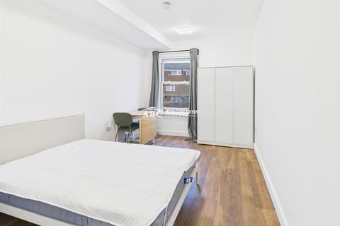 Studio to rent, Church Road, Hendon, London