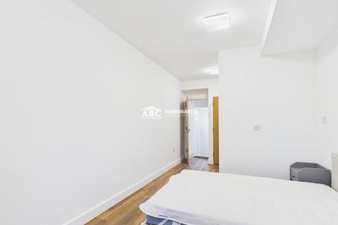 Studio to rent, Church Road, Hendon, London