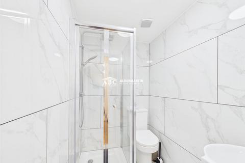 Studio to rent, Church Road, Hendon, London