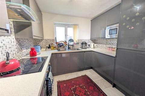 2 bedroom apartment to rent, Moray Close, Edgware