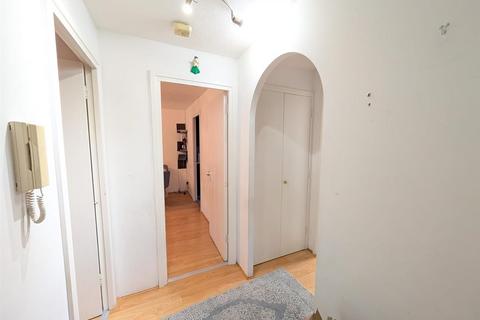 2 bedroom apartment to rent, Moray Close, Edgware