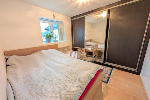 2 bedroom apartment to rent, Moray Close, Edgware