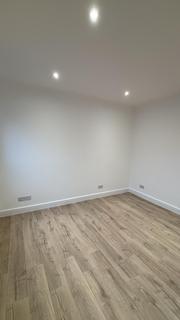 Studio to rent, Green Lanes, London N4