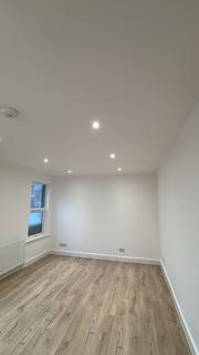 Studio to rent, Green Lanes, London N4