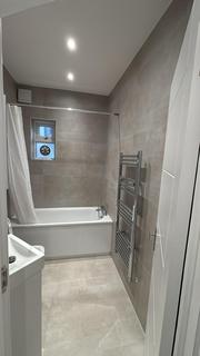 Studio to rent, Green Lanes, London N4