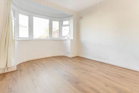 3 bedroom flat to rent, Trafalgar Avenue, Worcester Park KT4