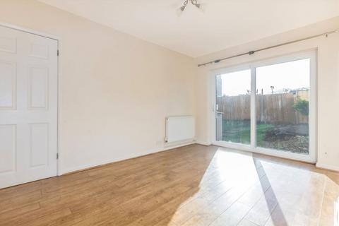 3 bedroom flat to rent, Trafalgar Avenue, Worcester Park KT4