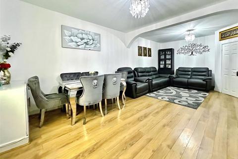 3 bedroom end of terrace house to rent, Wolverhampton Street, West Midlands WS10